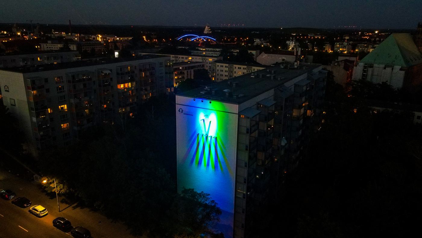 Nächtliche Luftaufnahme des beleuchteten Hauses im Stadtbild von Magdeburg